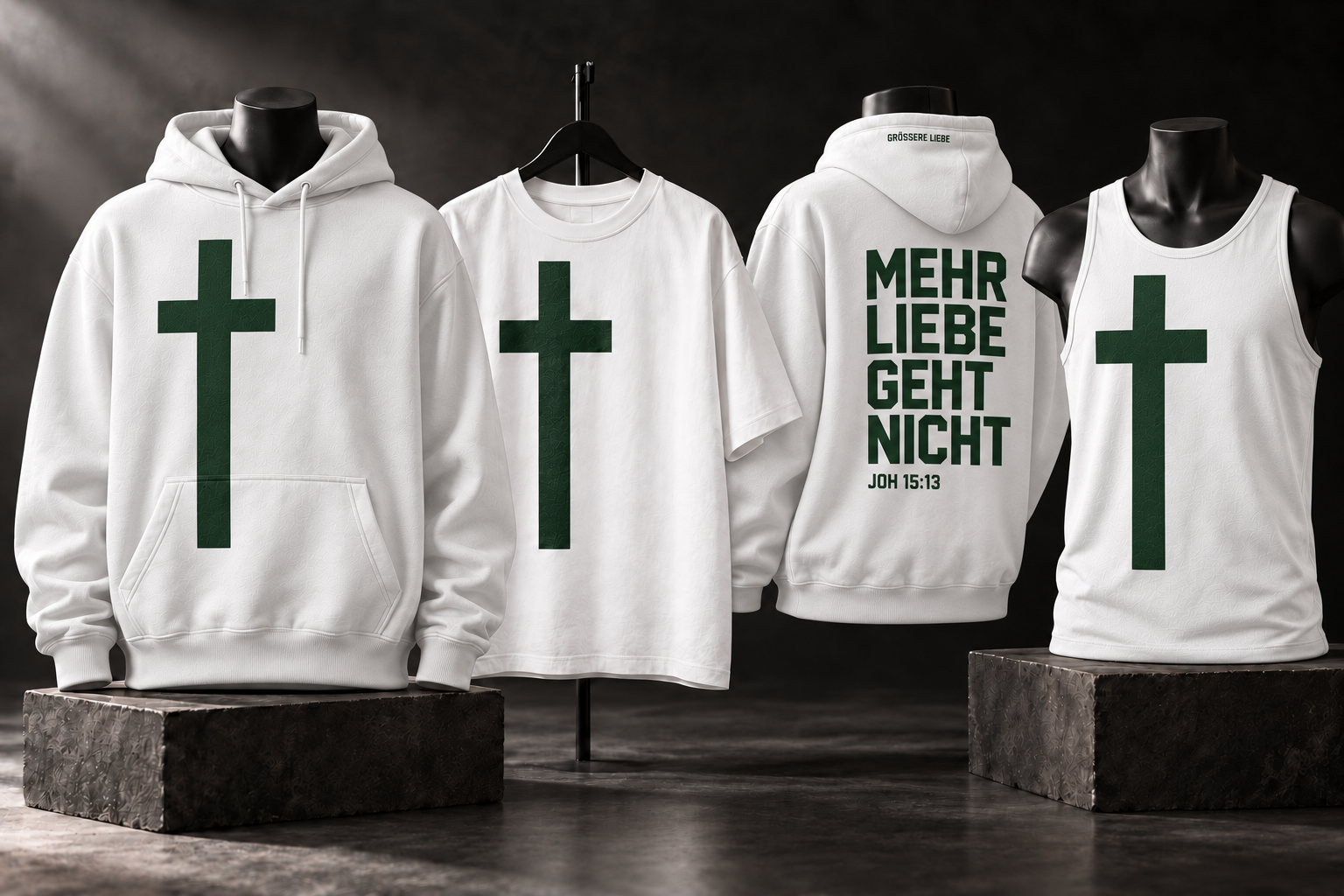 Weiße GRÖSSERE LIEBE Kollektion mit dunkelgrünem Kreuz und Johannes 15:13