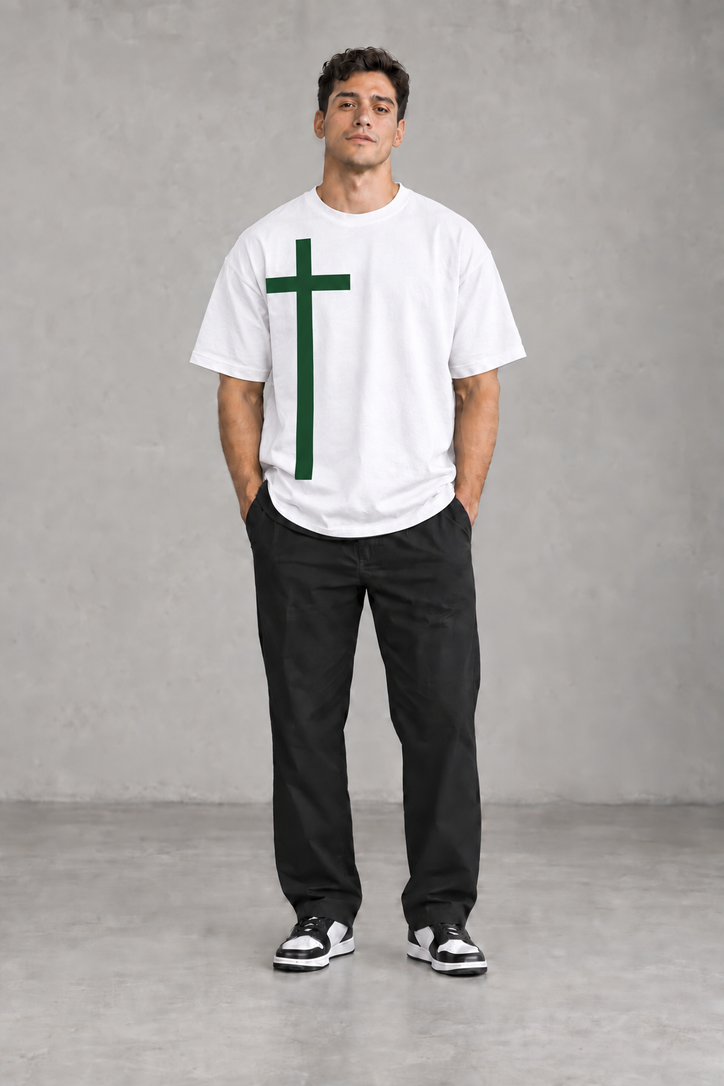 Männliches Model mit weißem GRÖSSERE LIEBE Signature-T-Shirt von vorne